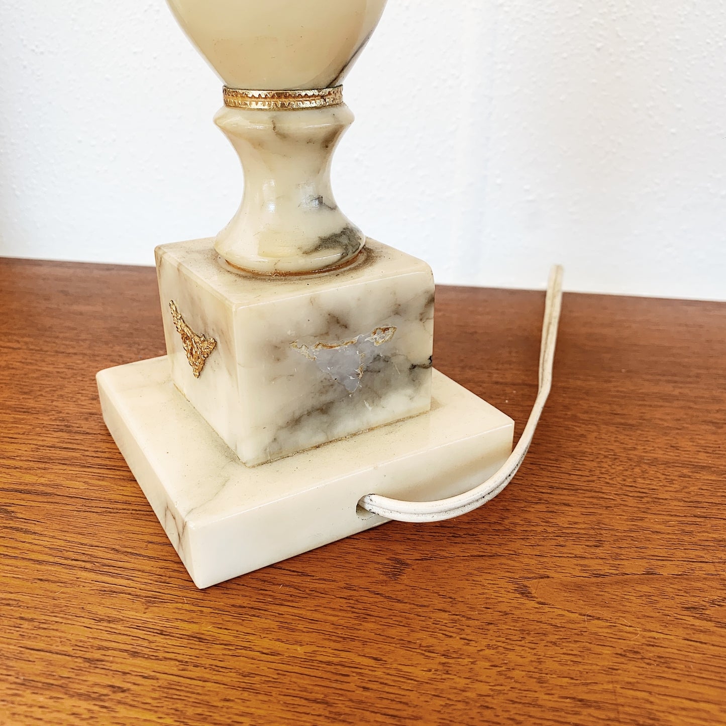 Marble Lamp with Embellished Pagoda Shade / Ginger