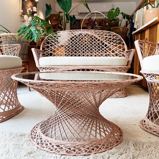 Russell Woodard Blush Pink Spun Fibreglass Patio Suite. Tiki La La Vintage Boutique, Ettalong NSW. Table base view
