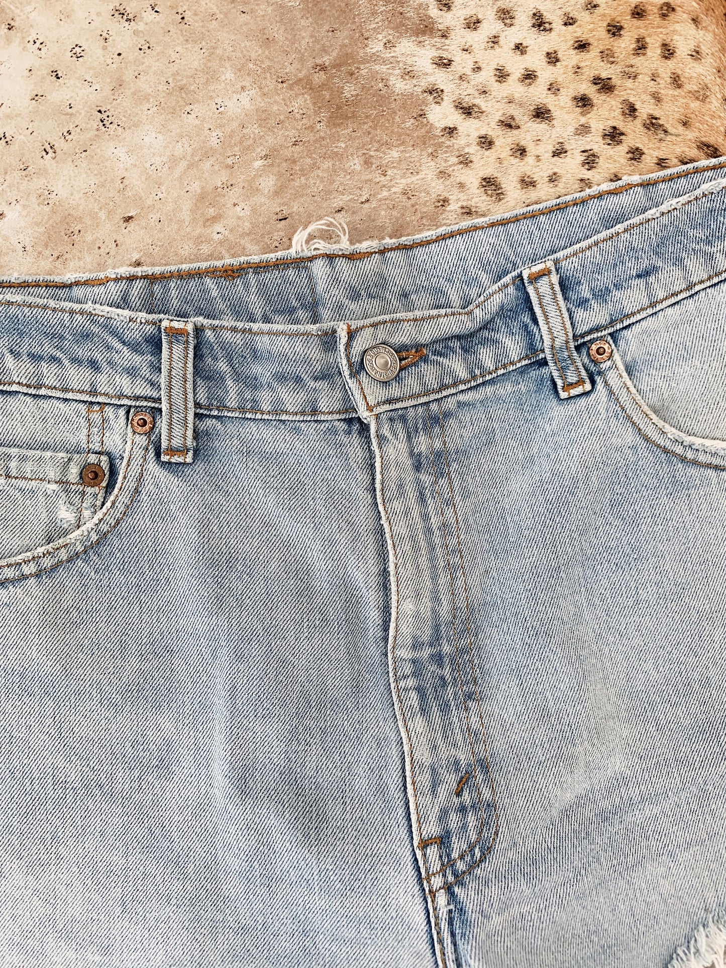 Vintage Levi's High W Re-cut Denim Shorts / Size 36